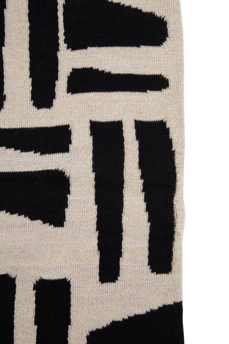 Carraig Naturl and Black Throw Dublin